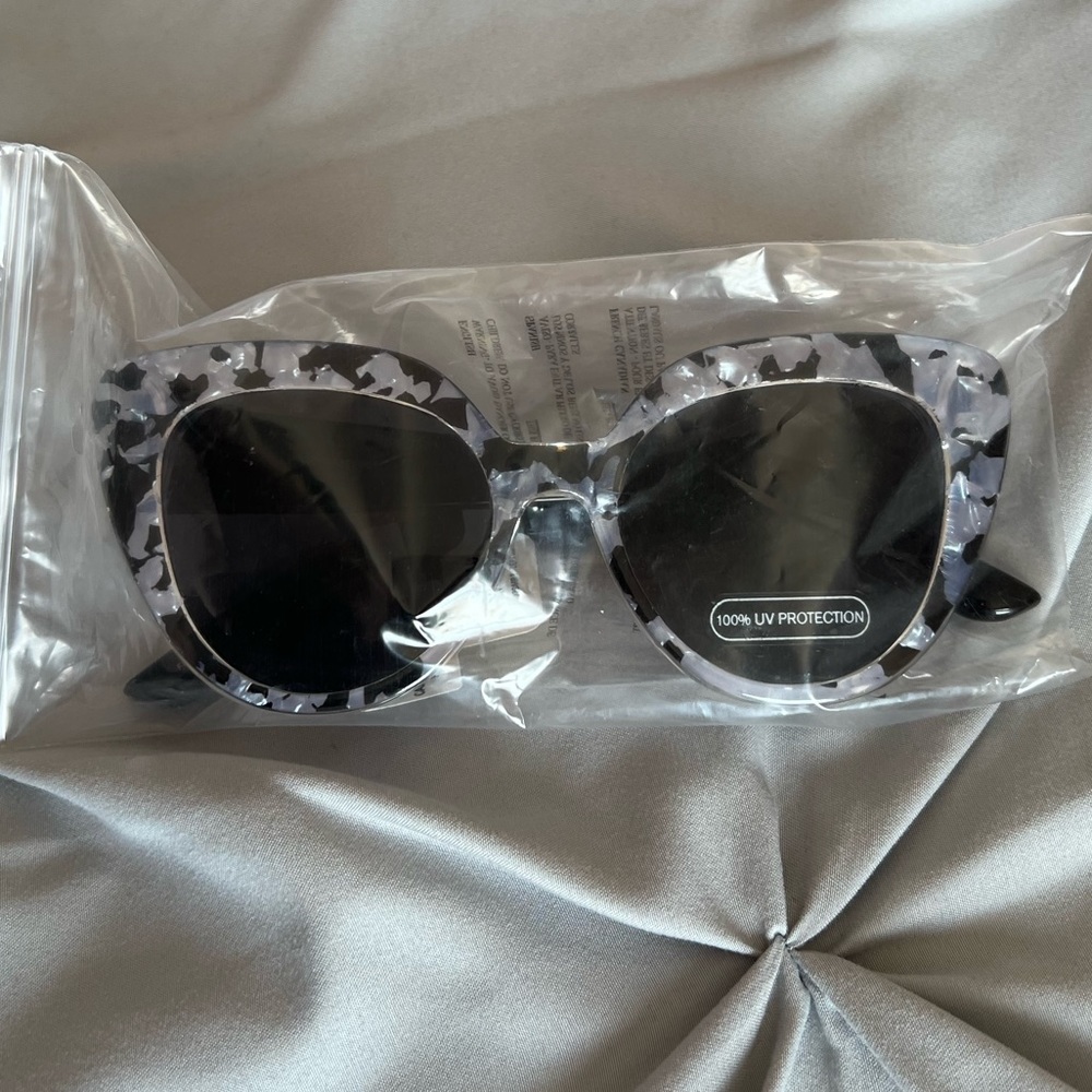 Torrid Black and Gray Patterned Sunglasses - Picture 2 of 2